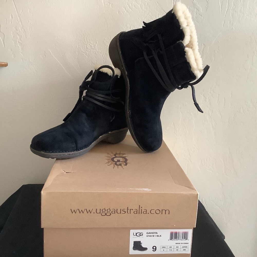 Ugg Gaviota Black Suede Boot Sz 9
